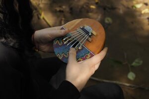 Le Kalimba, l’instrument de musique thérapeutique aux multiples bienfaits